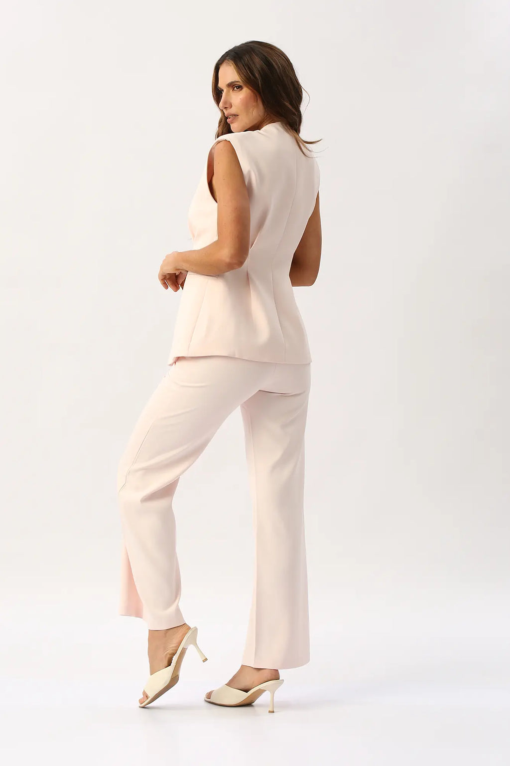 Set Chaleco Botón Dorado y Pantalón Recto