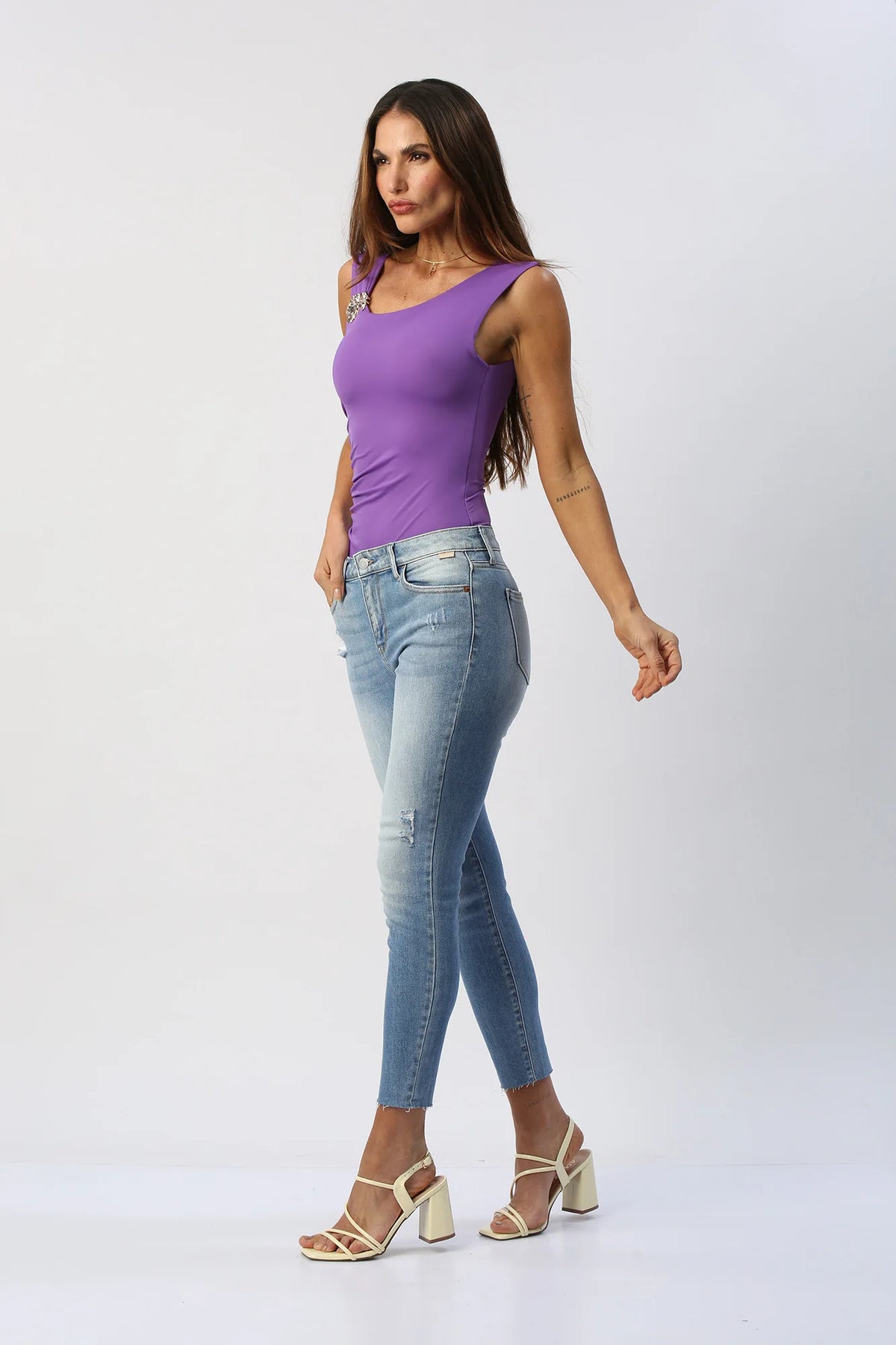 Body Escote Redondo con Aplique Floral Metálico