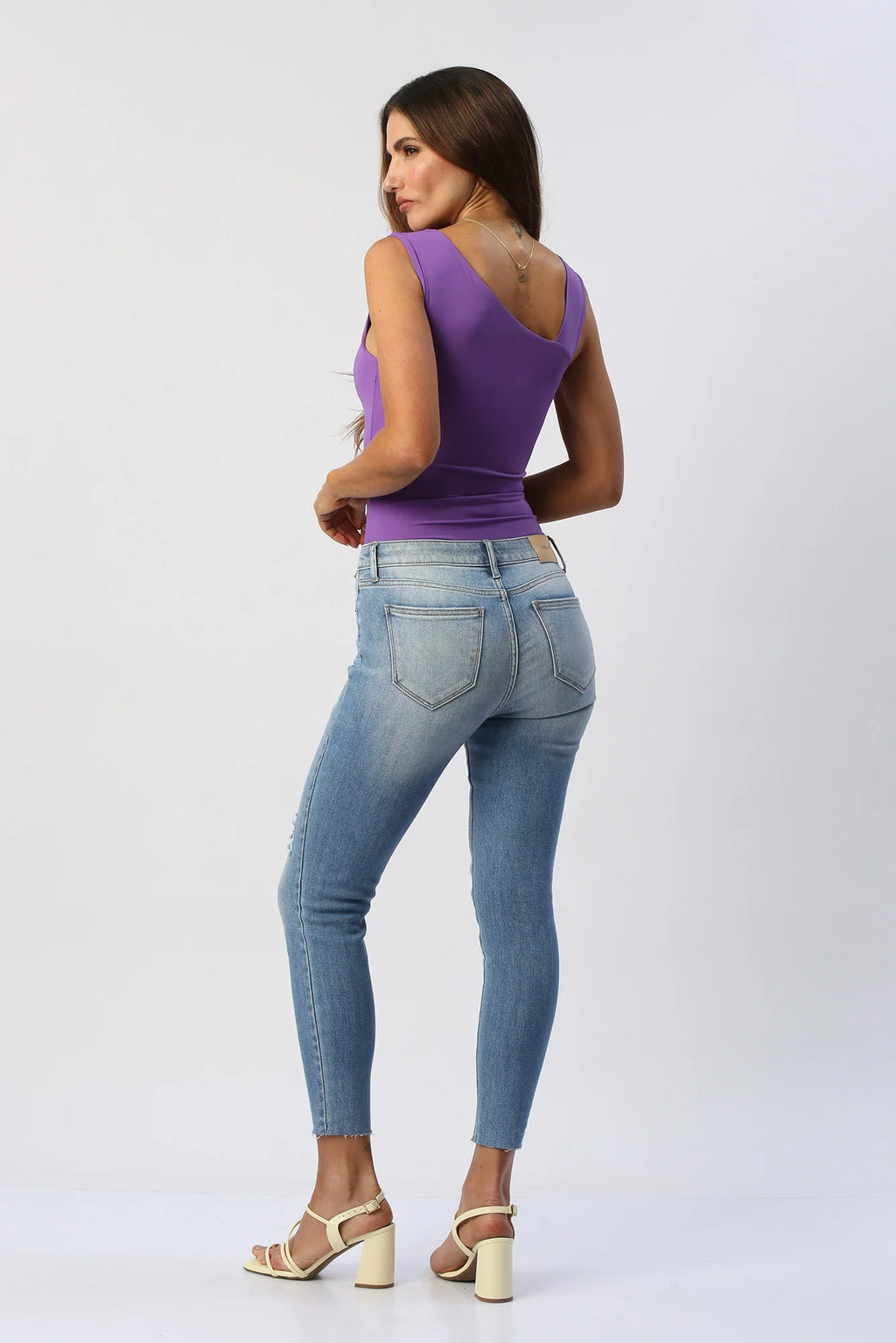 Body Escote Redondo con Aplique Floral Metálico