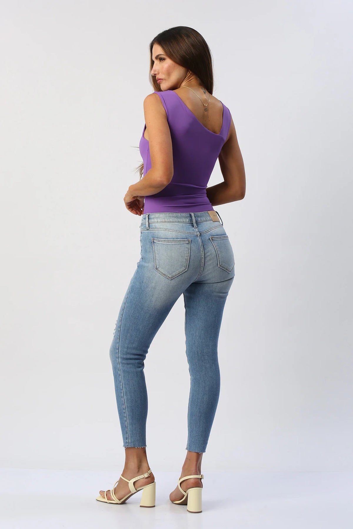 Body Escote Redondo con Aplique Floral Metálico