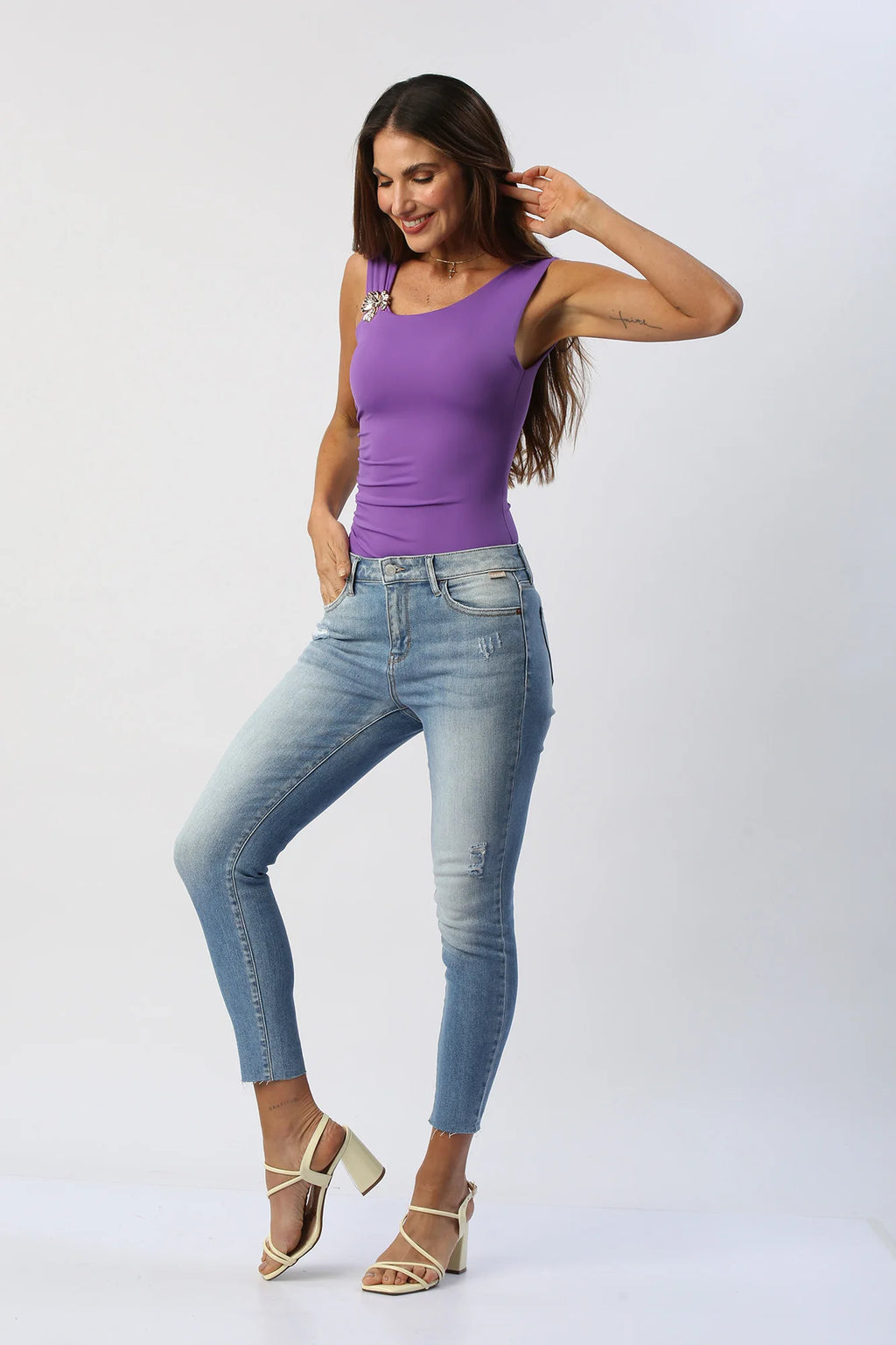 Body Escote Redondo con Aplique Floral Metálico