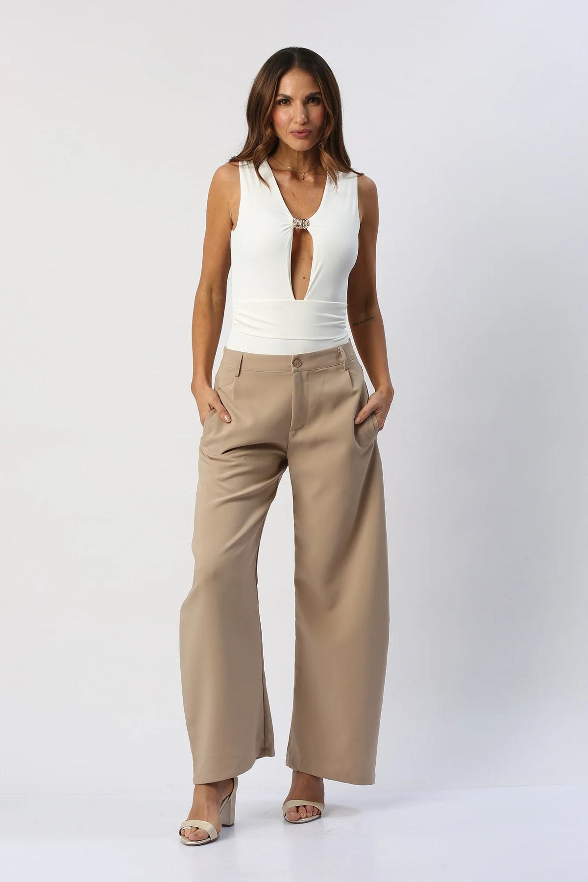 Body Escote V Profundo Con Aro Metalico Decorativo