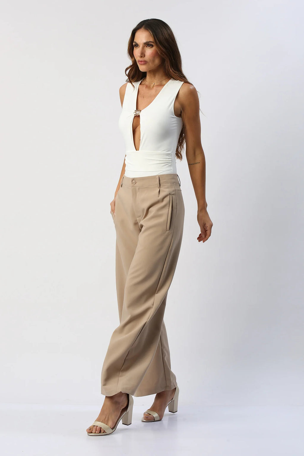 Body Escote V Profundo Con Aro Metalico Decorativo