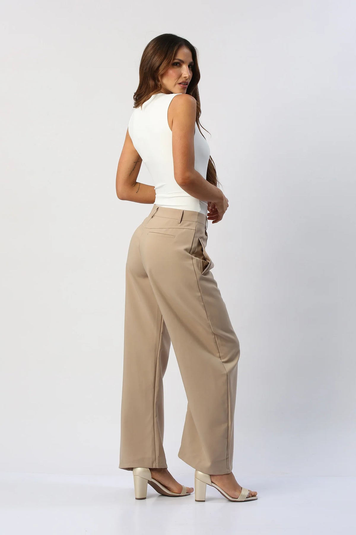 Body Escote V Profundo Con Aro Metalico Decorativo
