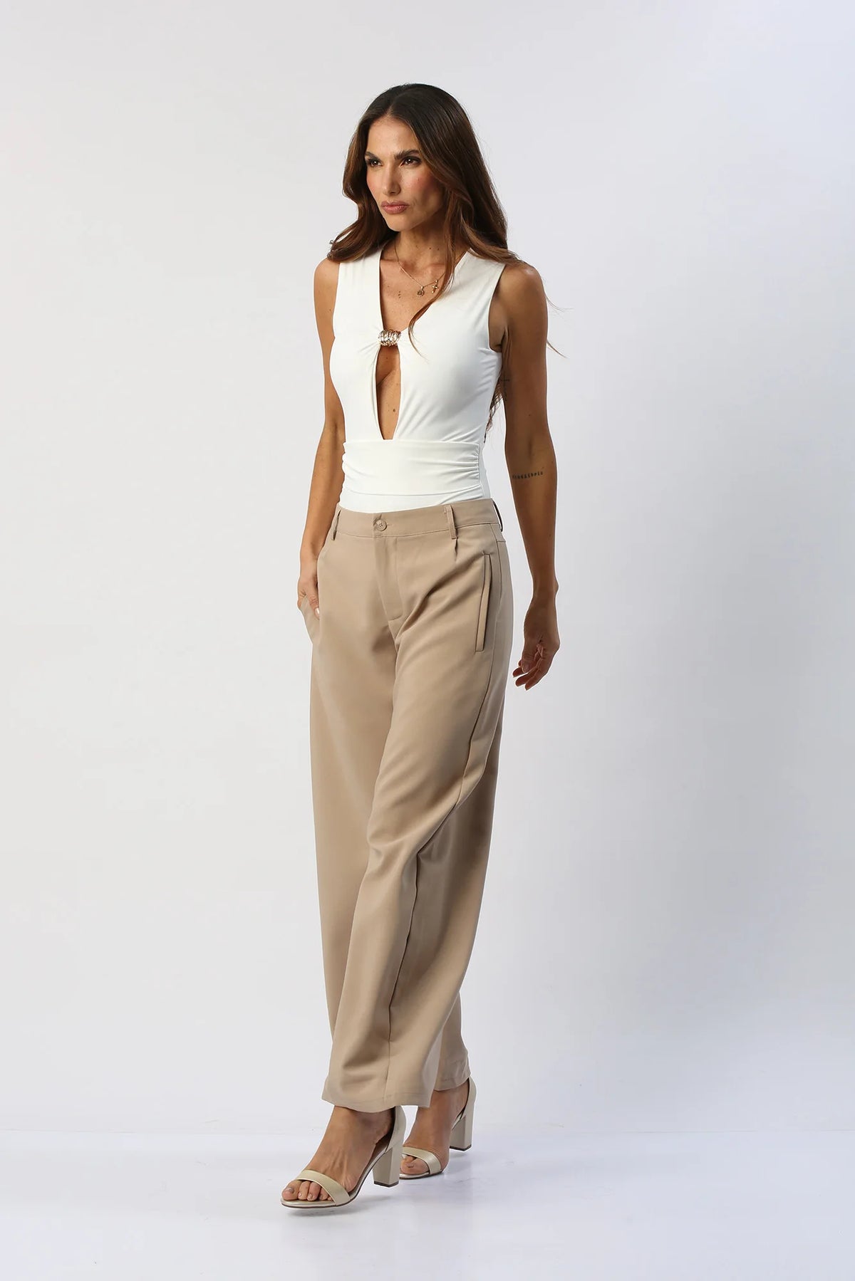 Body Escote V Profundo Con Aro Metalico Decorativo