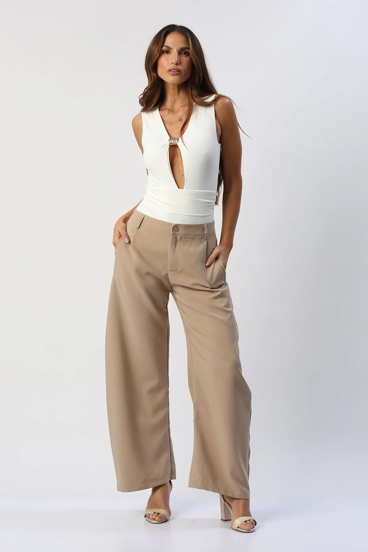 Body Escote V Profundo Con Aro Metalico Decorativo