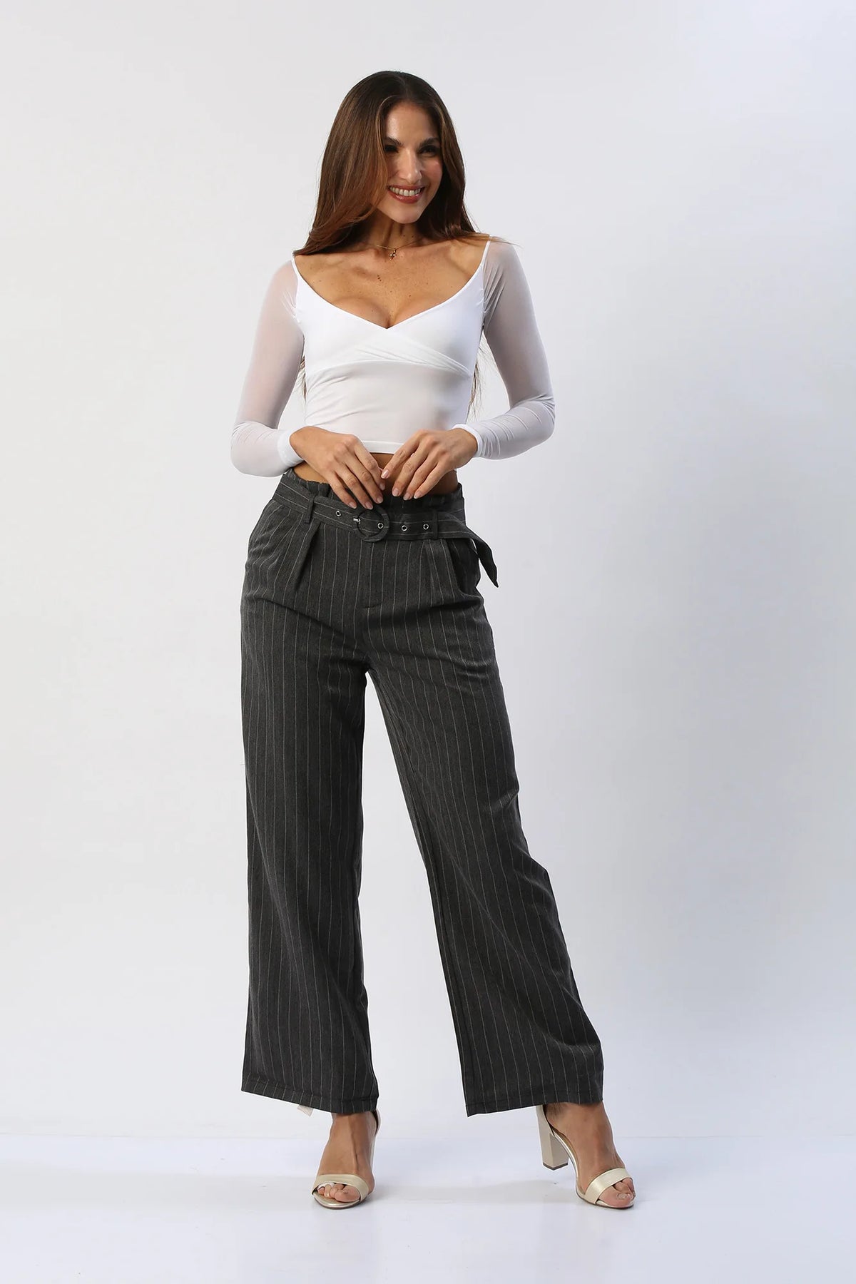 Pantalon tiro alto con finas rayas tipo pinstripe, bota recta