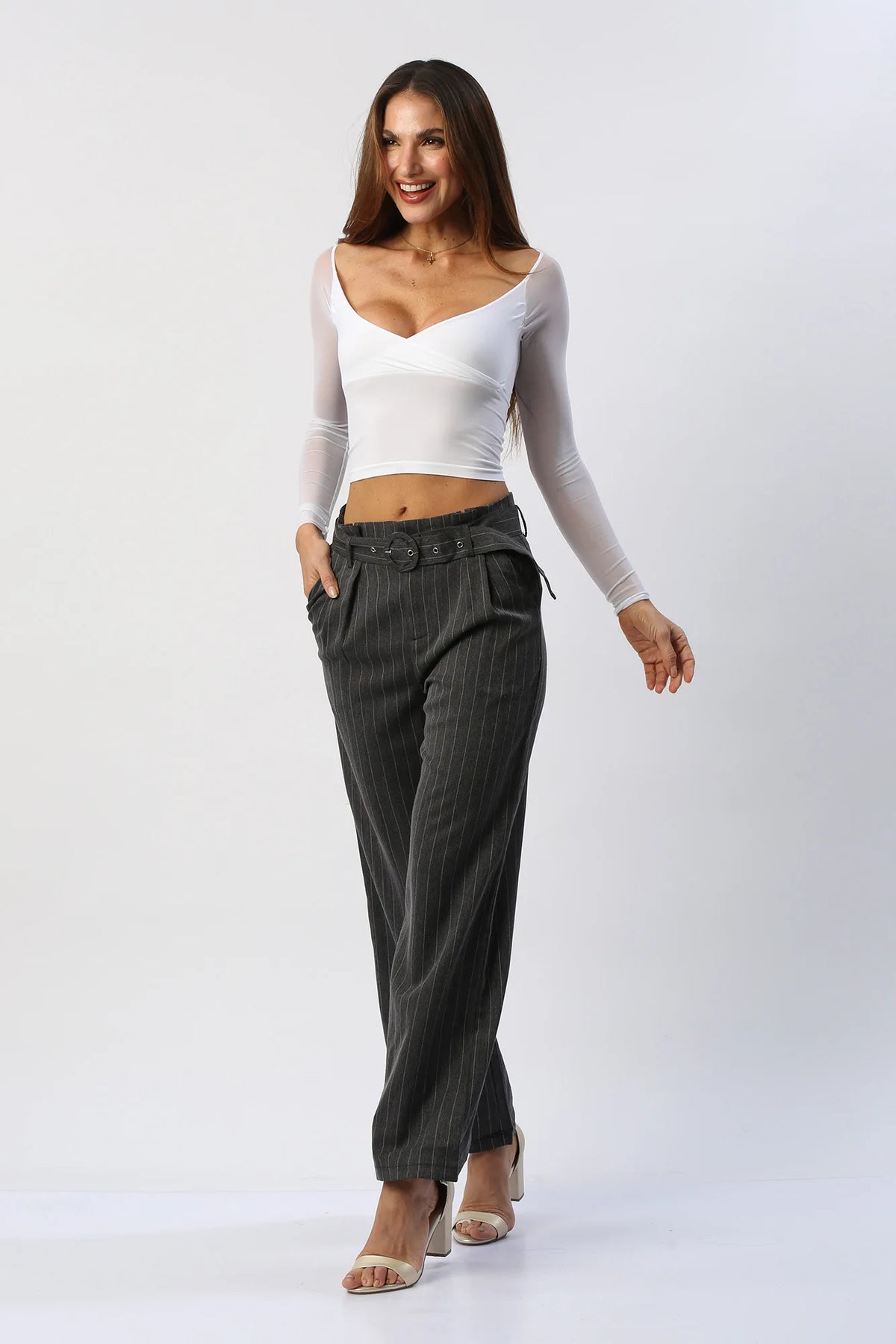 Pantalon tiro alto con finas rayas tipo pinstripe, bota recta
