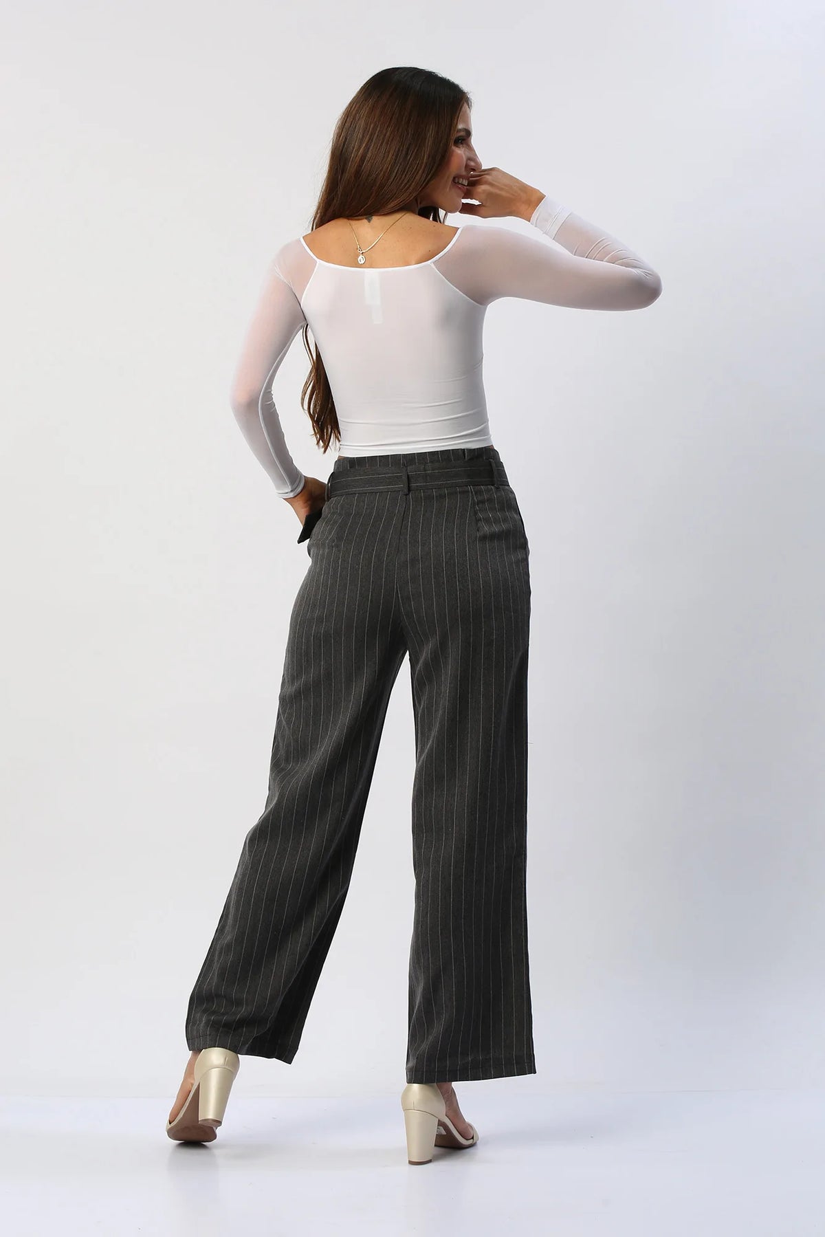 Pantalon tiro alto con finas rayas tipo pinstripe, bota recta