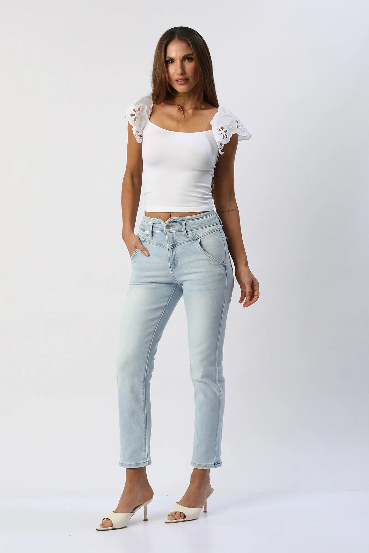 Blusa Crop con Mangas de Flores Bordadas ANWD