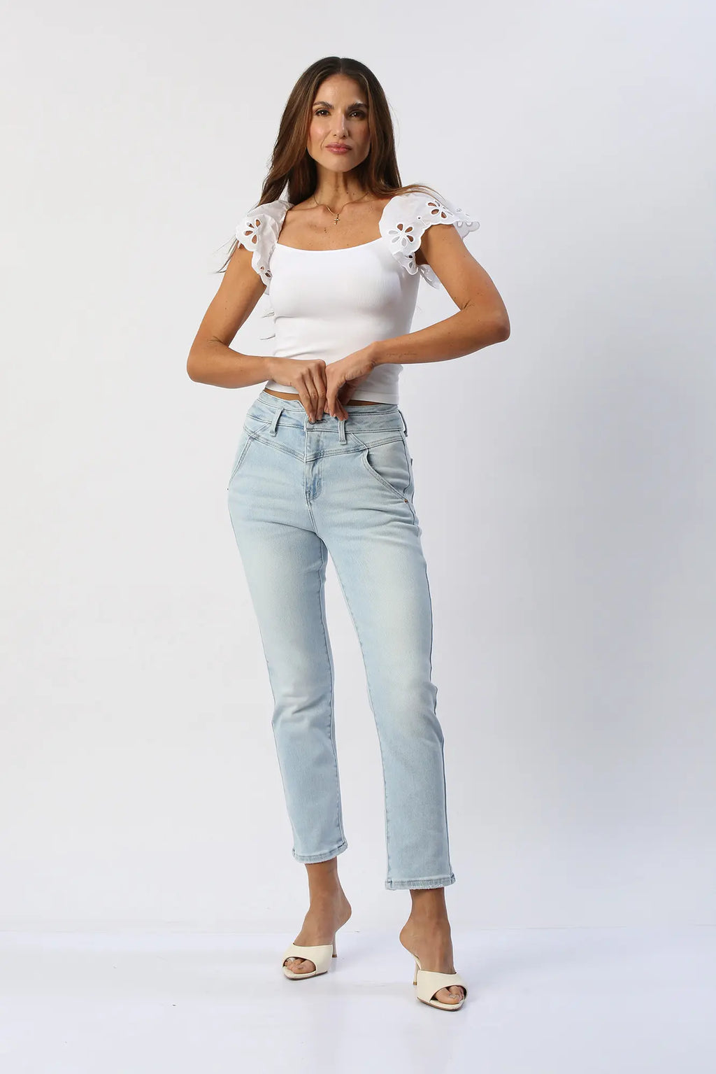 Blusa Crop con Mangas de Flores Bordadas ANWD
