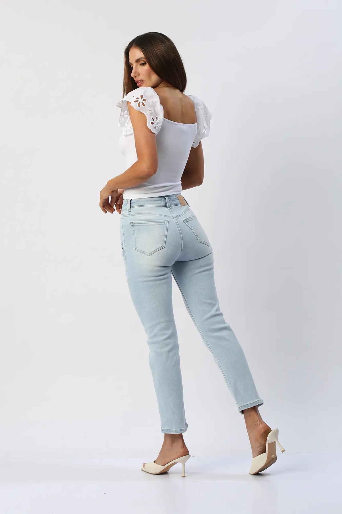 Blusa Crop con Mangas de Flores Bordadas ANWD