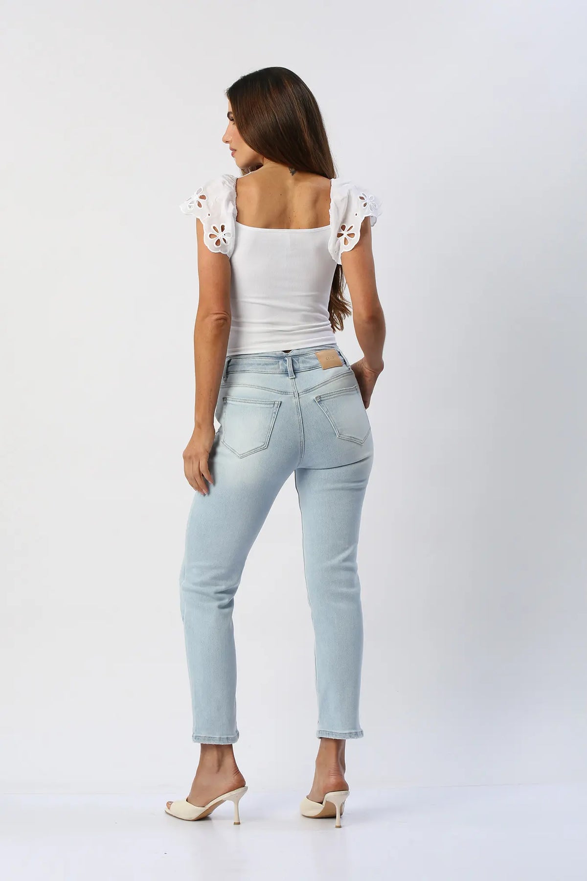 Blusa Crop con Mangas de Flores Bordadas ANWD