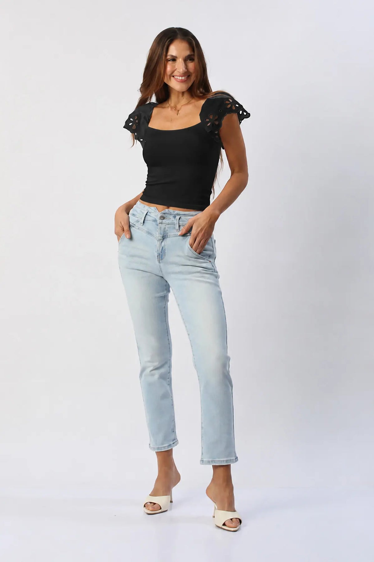 Blusa Crop con Mangas de Flores Bordadas ANWD