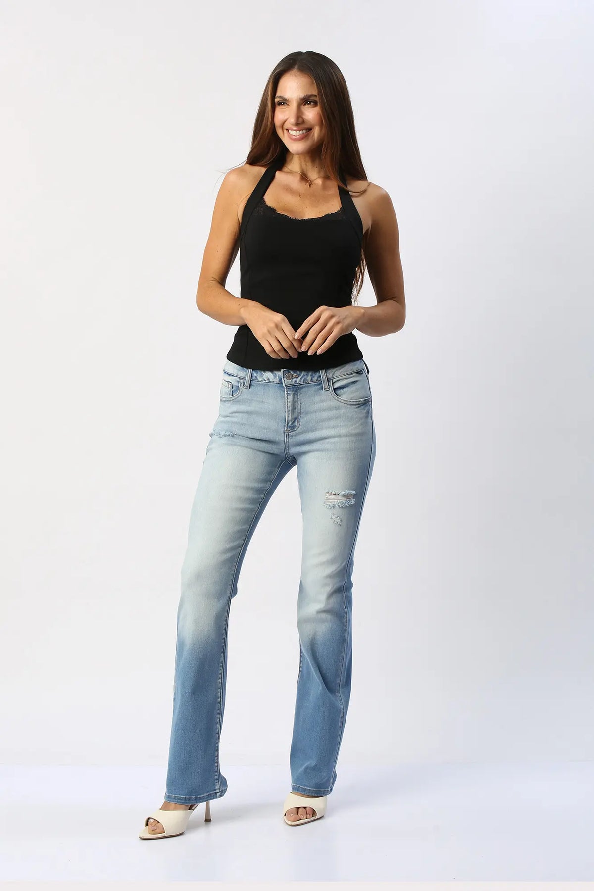 Blusa Halter Decorada Con Un Delicado Detalle De Encaje En Parte Superior