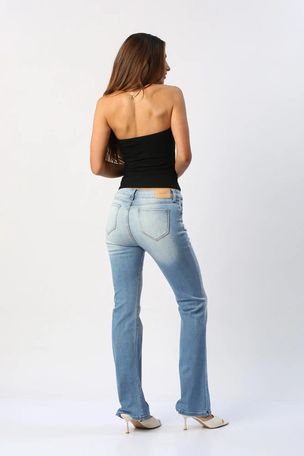 Blusa Halter Decorada Con Un Delicado Detalle De Encaje En Parte Superior
