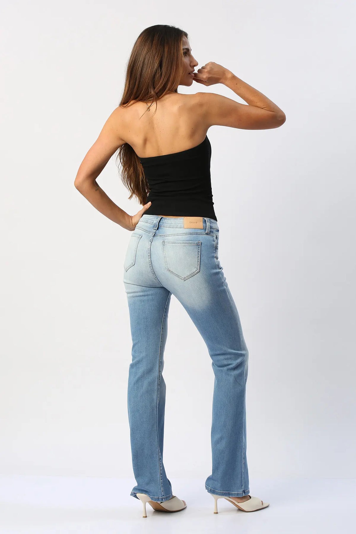 Blusa Halter Decorada Con Un Delicado Detalle De Encaje En Parte Superior