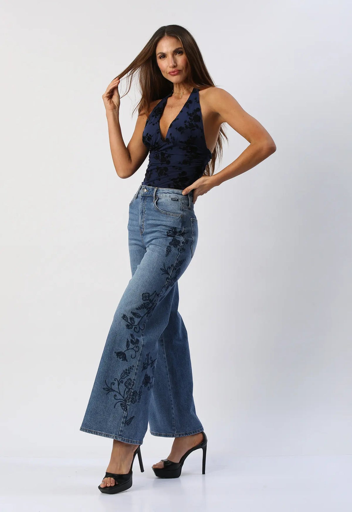 Blusa Halter Con Flores En Velvet