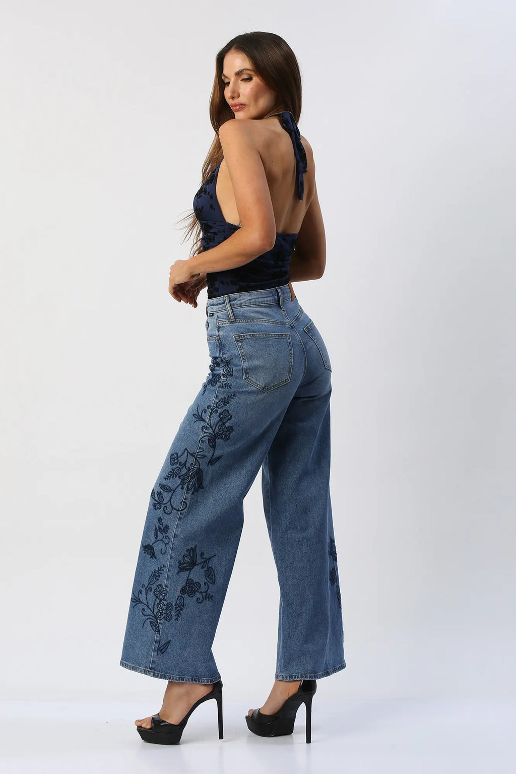 Blusa Halter Con Flores En Velvet