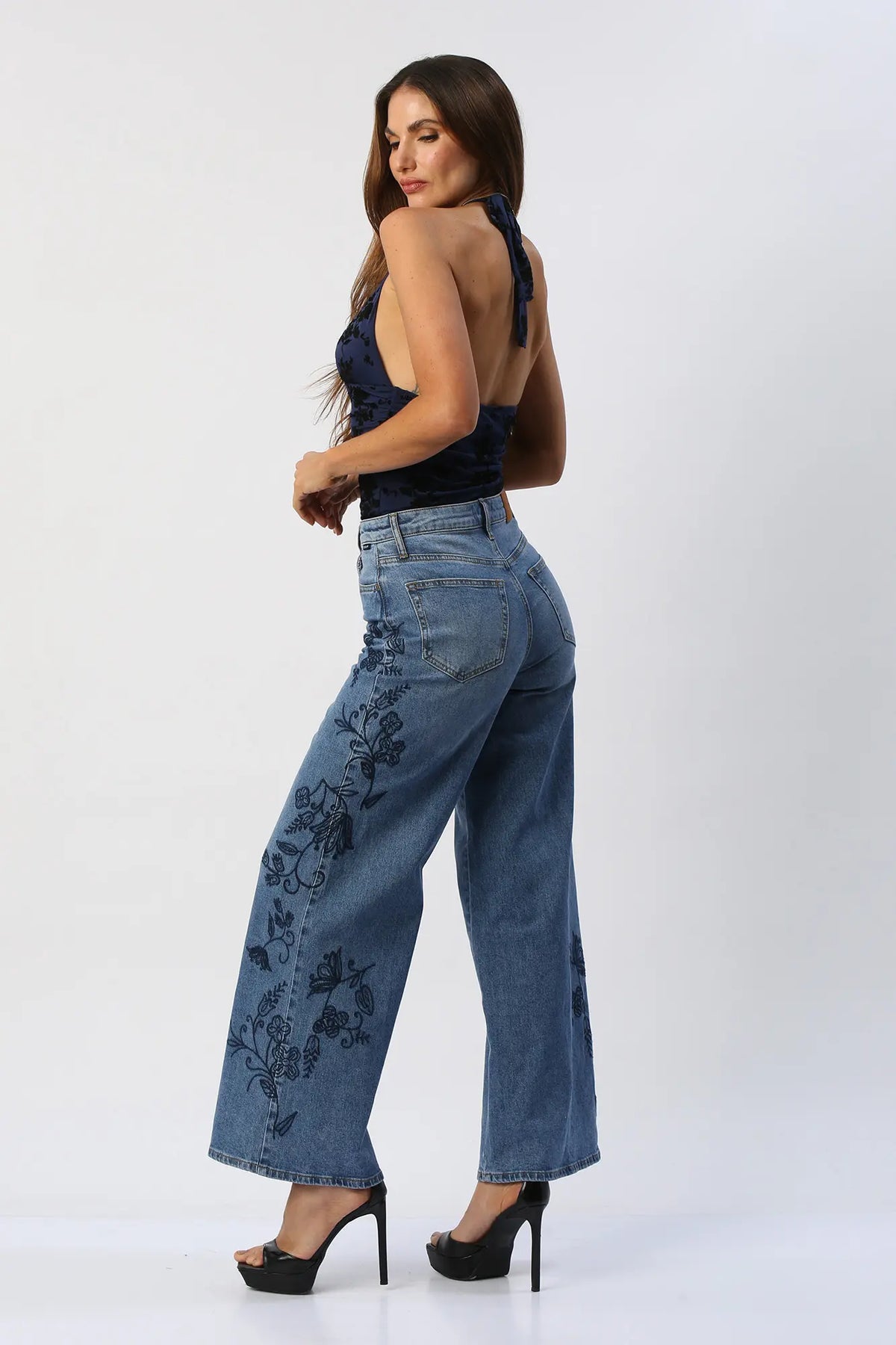 Blusa Halter Con Flores En Velvet
