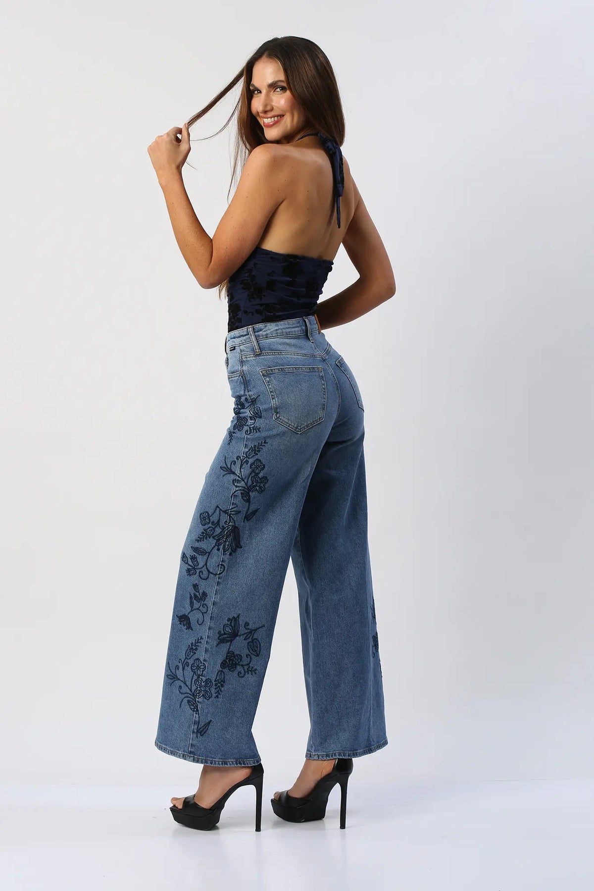 Blusa Halter Con Flores En Velvet