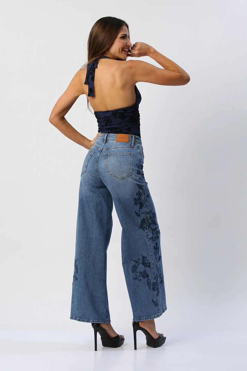 Blusa Halter Con Flores En Velvet