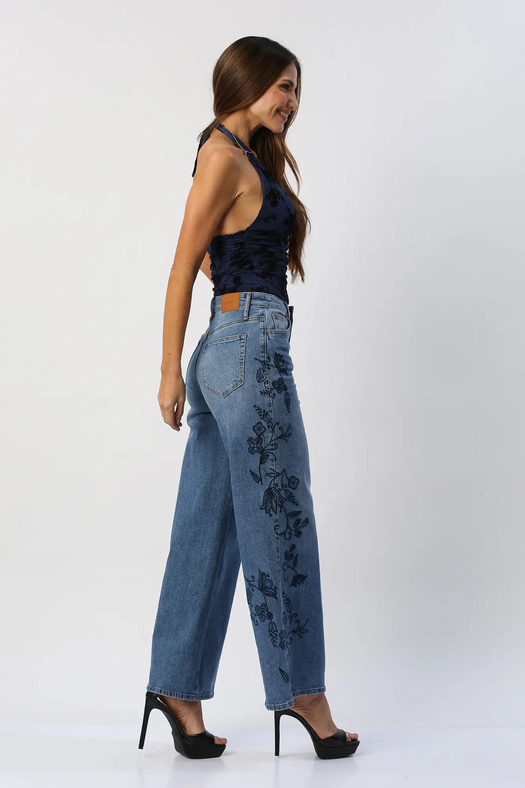 Blusa Halter Con Flores En Velvet