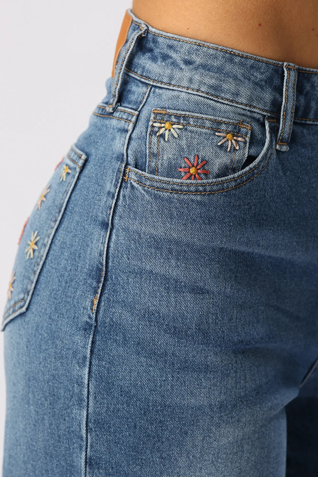 Jean Wide Leg Flores bordadas En Bolsillos CELLO