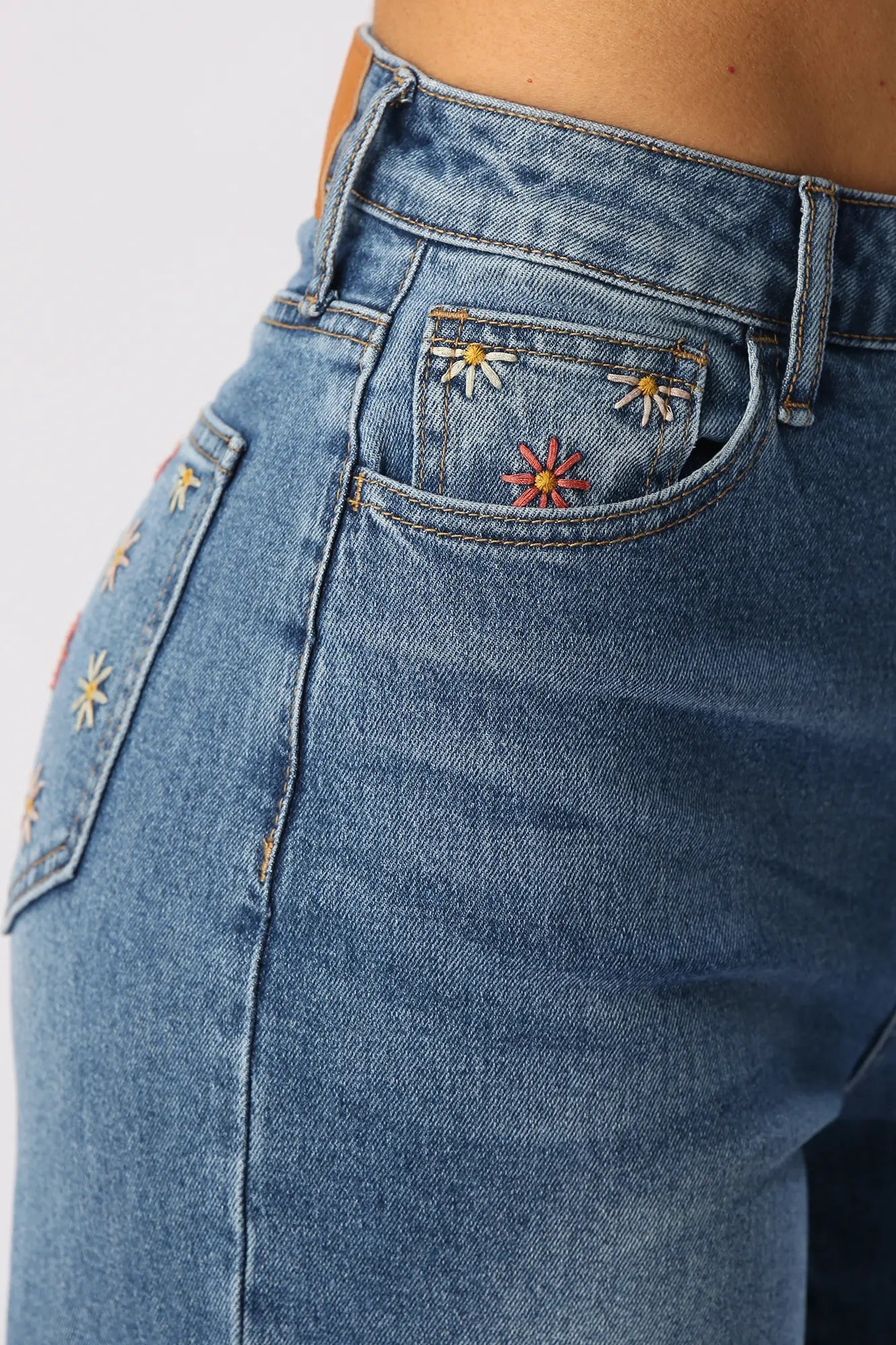 Jean Wide Leg Flores bordadas En Bolsillos CELLO