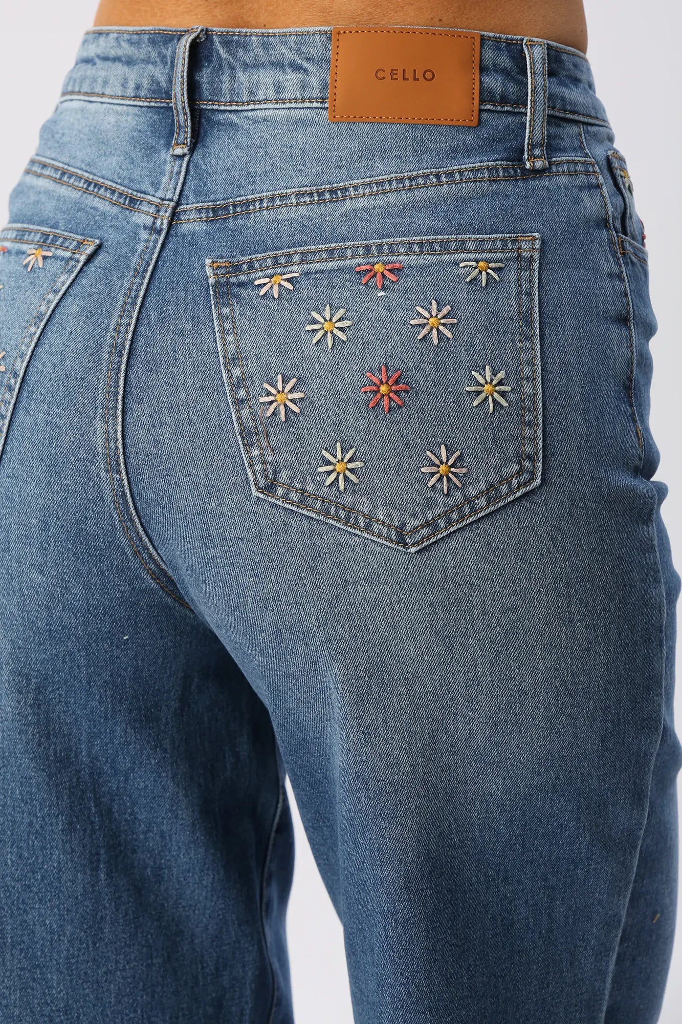 Jean Wide Leg Flores bordadas En Bolsillos CELLO