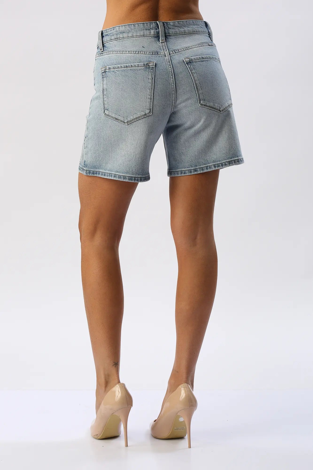 Short Largo Tiro Medio Con Taches En Rombo KANCAN