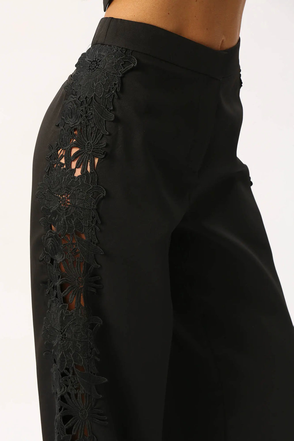 Set Blazer y Pantalón Con Flores Bordadas A Los Lados