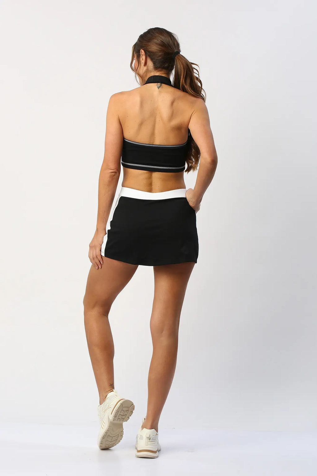 Set Deportivo De Falda Corta Con Short Interno y Crop Top Con Cuello Anwnd